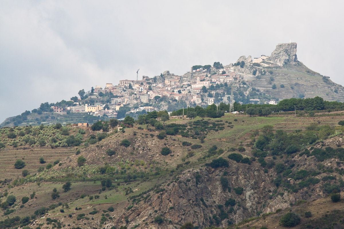 Il borgo di Bova sulla collina