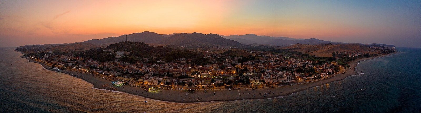 La costa ionica al tramonto
