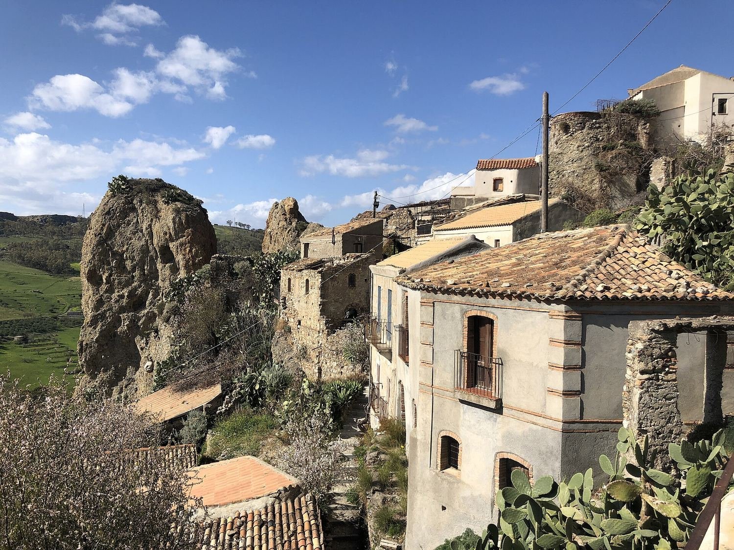 Il borgo abbandonato di Pentedattilo sotto la rupe a forma di mano